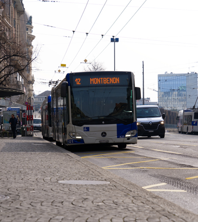 Ein Bus der Lausanner Verkehrsbetriebe in Lausanne an einer Station
